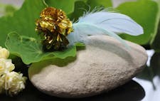 Sweet meows crinkly ball with feather